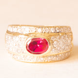 Anello a fascia vintage in oro giallo 18K con rubino (1.40ct ca.) e diamanti di taglio brillante (1ct ca.), anni ‘70/‘80