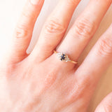 Anello vintage in oro giallo e bianco 9K con zaffiro (0.25ct ca.) e diamanti (0.14ctw ca.), anno ‘2001