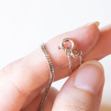 Collana vintage con catenina in oro bianco 14K con ciondolo in oro bianco 14K con zaffiro (1.50ct ca.) e diamanti di taglio brillante (0.30ctw ca.), anni ‘70