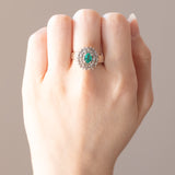Anello a margherita vintage in oro bianco 18K con smeraldo (0.50ct ca.) e diamanti (0.53ctw ca.), anni ‘60/‘70