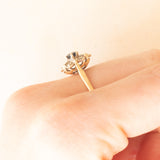 Anello a margherita vintage in oro giallo e bianco 9K con zaffiro (0.25ct ca.) e diamanti (0.06ctw ca.), anni ‘60