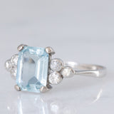 Anello vintage in platino con acquamarina (1.40ct ca.) e diamanti (0.18ctw ca.), anni ‘70