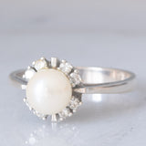 Anello a margherita vintage in oro bianco 14K con perla bianca e diamanti di taglio brillante (0.20ctw ca.), anni ‘60