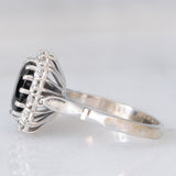 Anello a margherita in oro bianco 14K con zaffiro (3.50ct ca.) e diamanti di taglio brillante (0.56ctw ca.), anni ‘70