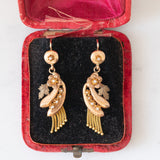 Orecchini borbonici in oro giallo 14K con decorazioni floreali e con perline bianche, seconda metà dell’800