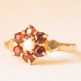Anello a fiore vintage in oro giallo 9K con opale (0.05ct ca.) e granati (0.36ctw ca.), anno 1975