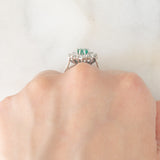 Anello a margherita vintage in oro bianco 18K con smeraldo (0.50ct ca.) e diamanti di taglio brillante (1.20ctw ca.), anni ‘60/‘70