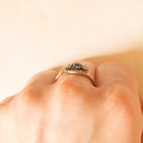 💙⚜️ Anello Art Nouveau contrarier + trilogy in oro giallo 14K con pasta di vetro blu e diamanti di taglio vecchia miniera (0.35ctw ca.), anni ‘10