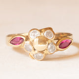 Anello a fiore vintage in oro giallo 8K con paste di vetro bianche e rubini sintetici (0.40ctw ca.), anni ‘50/‘60