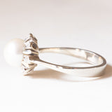 Anello a margherita in oro bianco 18K con perla bianca e diamanti (0.08ctw ca.), anni ‘50/‘60