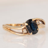 Anello vintage in oro giallo 9K con zaffiro (0.80ct ca.) e diamanti