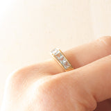Anello vintage a riviera in oro giallo 9K con topazi azzurri di taglio carrè