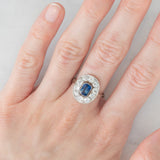 Anello a margherita antico in oro bianco con zaffiro (0.70ct ca.) e diamanti di taglio vecchia miniera (1ctw ca.), anni ‘20/‘30