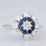 Anello a fiore vintage in oro bianco 14K con zaffiri (0.32ctw ca.) e diamanti di taglio brillante (0.84ctw ca.), anni ‘70