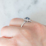 Anello a margherita vintage in oro bianco 18K con zaffiro (0.50ct ca.) e diamanti di taglio brillante (0.25ctw ca.), anni ‘80