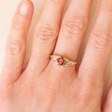 Anello vintage in oro giallo 9K con granato (0.40ct ca.) e diamanti (0.03ctw ca.), anni ‘70/‘80