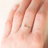 Anello moderno in oro bianco 14K con diamanti di taglio brillante e di taglio baguette (0.15ctw ca.)