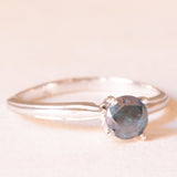 Solitario vintage in oro bianco 14K con diamante blu trattato di taglio brillante (0.45ct ca.), anni ‘90