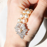 Collana vintage con filo di perle bianche e con decorazioni in oro bianco 18K e 14K con diamanti (1.20ctw ca.) e zaffiro (0.40ct ca.), anni ‘60