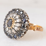 Anello a margherita vintage in stile antico in oro giallo 18K e argento con zaffiri (1ctw ca.) e diamanti di taglio rosetta (0.12ctw ca.), anni ‘60/‘70