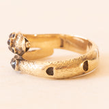 Anello a serpente antico in oro giallo 14K con granati e perlina bianca, primi del ‘900