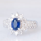 Anello a margherita a fascia in platino con zaffiro (1ct) e diamanti (1ctw), anni ‘80