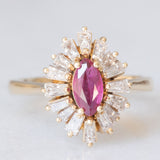 Anello ballerina vintage in oro giallo 14K con rubino (0.40ct ca.) e diamanti di taglio tapered (1ctw ca.), anni ‘70/‘80