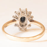 Anello a margherita vintage in oro giallo e bianco 9K con zaffiro (0.40ct ca.) e diamanti (0.18ctw ca.), anno 1960