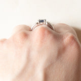 Anello a fascia vintage francese in oro bianco 18K con zaffiro (0.75ct ca.) e diamanti (0.18ctw ca.), anni ‘70/‘80