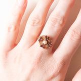 Anello a fiore in oro giallo 9K con granati (0.48ctw ca.) e perla, anni ‘40/‘50