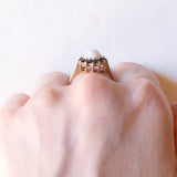 Anello a margherita vintage in oro giallo 9K con opale (1.20ct ca.) e zaffiri (0.44ctw ca.), anni ‘70