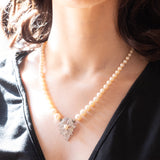 Collana vintage con filo di perle bianche e con decorazioni in oro bianco 18K e 14K con diamanti (1.20ctw ca.) e zaffiro (0.40ct ca.), anni ‘60