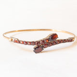 Braccialetto vintage con serpenti stilizzati in oro giallo 8K con granati (4ctw ca.), anni ‘60