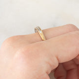 Anello vintage in oro giallo 9K con diamanti (0.10ctw ca.) e scritta traforata “MUM”, anni ‘80/‘90