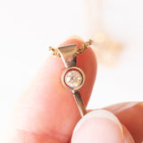 Collier con catenina vintage in oro giallo 9K e con pendente antico in oro giallo e bianco 14K con zaffiro (1.60ct ca.) e diamanti (0.80ctw ca.), anni ‘20/‘30