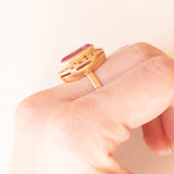 Anello vintage in oro giallo 14K con zaffiro rosa sintetico (1.60ct ca.), anni ‘70