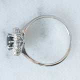 Anello a margherita vintage in oro bianco 18K con zaffiro (1.20ct ca.) e diamanti di taglio brillante (0.80ctw ca.), anni ‘70