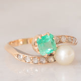 Toi et Moi antico in oro giallo 14K con perla bianca, smeraldo (0.40ct ca.) e diamanti di taglio rosetta (0.10ctw ca.), anni ‘10/‘20