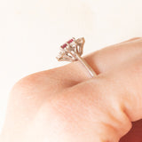Anello a margherita vintage francese in oro bianco 18K con rubino (0.45ct ca.) e diamanti (0.16ctw ca.), anni ‘70/‘80