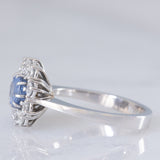 Anello a margherita in oro bianco 18K con zaffiro azzurro (0.80ct ca.) e diamanti di taglio brillante (0.70ctw ca.), anni ‘70/‘80