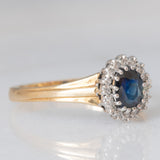 Anello a margherita vintage in oro giallo 9K con zaffiro (0.70ct ca.) e diamanti (0.08ctw ca.), anno 1991