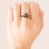 Anello a serpente antico in oro giallo 14K con granati e perlina bianca, primi del ‘900