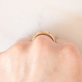 Anello gypsy vintage in oro giallo 14K con zaffiro (0.10ct ca.) e diamanti di taglio rosetta (0.04ctw ca.), anni ‘40/‘50