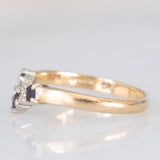Anello a “V” vintage in oro giallo 9K con zaffiri (0.25ct ca.) e diamanti di taglio brillante (0.10ctw ca.), anni ‘80