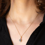 Collana vintage con catenina in oro giallo 9K e con ciondolo a margherita in oro giallo e bianco 9K con zaffiro (0.40ct ca.) e diamanti (0.03ctw ca.), anni ‘70