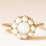 Anello a margherita antico in oro giallo 18K con opale sintetico e perline bianche, primi del ‘900