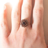 Anello a margherita vintage in oro giallo 9K con granati, anni ‘70