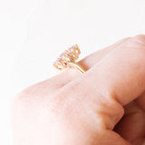 Anello a fiore vintage in oro giallo 10K con zaffiri rosa sintetici (1.20ctw ca.) e zaffiri bianchi, anno 1992