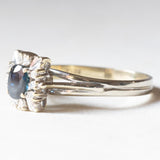 Anello a margherita vintage in oro bianco 18K con zaffiro (0.40ct ca.) e diamanti (0.10ctw ca.), anni ‘70