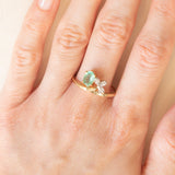 Anello in oro giallo e bianco 10K con smeraldo (0.50ct ca.) e topazi bianchi, anno 2016